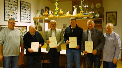 Im Bild von links: Kreisvorsitzender Helmut Käß mit den Geehrten Michael Weiß, Landrat Roland Grillmeier, Michael Lang, Martin Weiß und Bezirksvorsitzenden Willibald Roauer (Bild: Werner Standfest)