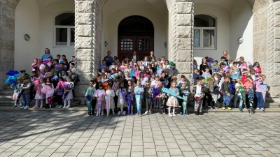 Die Schulanfänger der Max-Josef-Grundschule Amberg freuen sich mit Ihren Lehrkräften auf das Schuljahr 2026/27. (Bild: Kerstin Nerb)