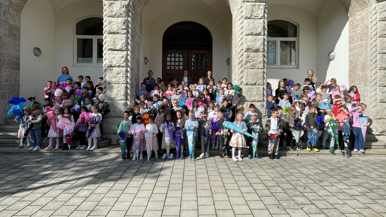 Die Schulanfänger der Max-Josef-Grundschule Amberg freuen sich mit Ihren Lehrkräften auf das Schuljahr 2026/27. (Bild: Kerstin Nerb)