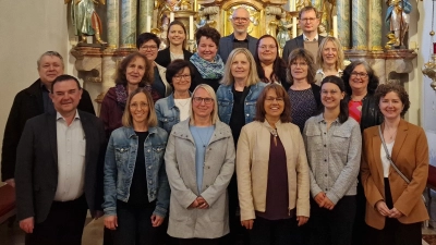 Kirchenchor Schwarzenbach mit Pfarrer Konrad Amschl (erste Reihe links), dahinter Hermann Heinrich, Pastoralreferentin Maria Wagner (erste Reihe rechts) und in der letzten Reihe von links Stefanie Heinrich, Matthias Schmidkonz und Andreas Sagstetter (Bild: Jürgen Mark)