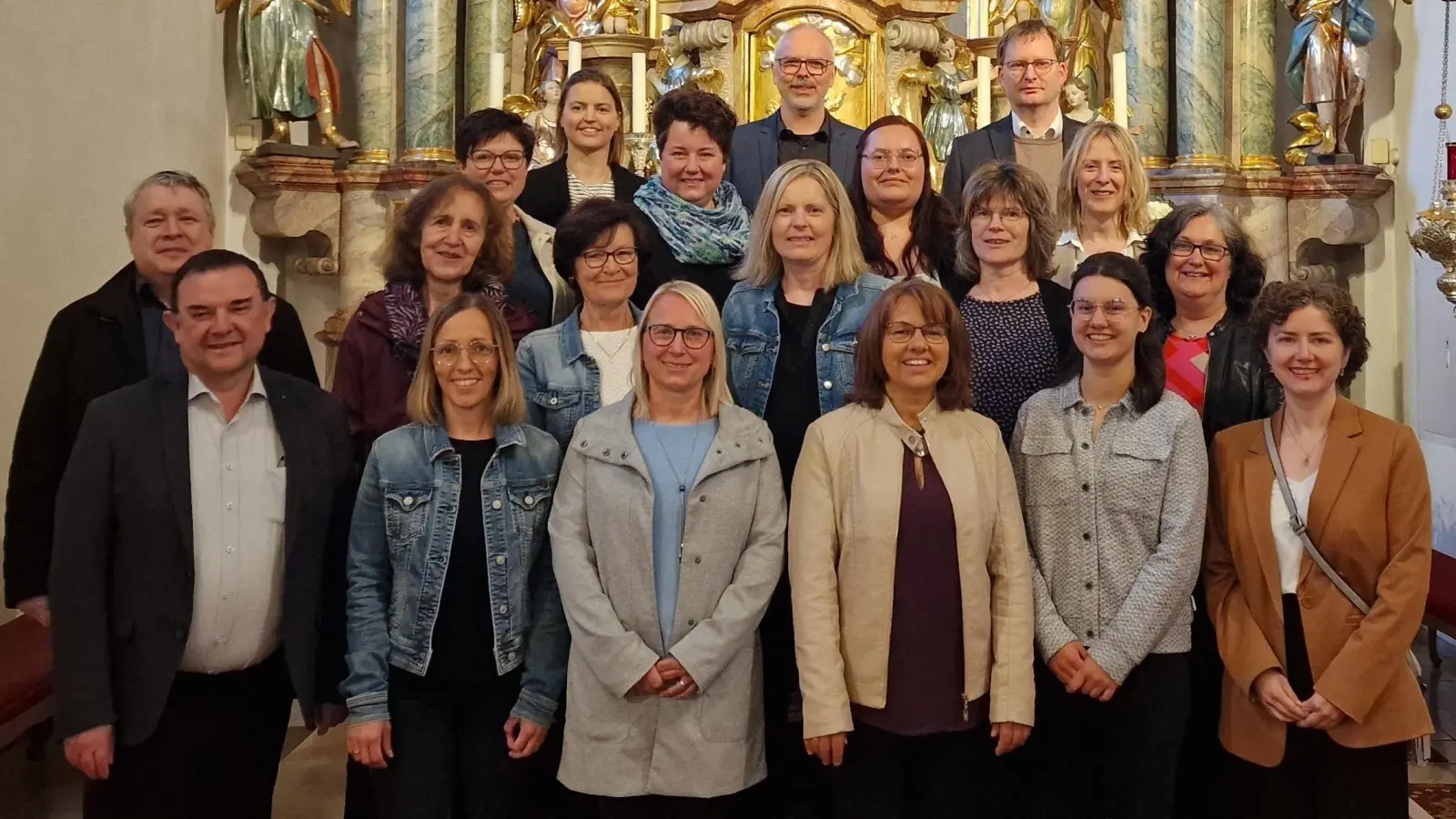 Kirchenchor Schwarzenbach mit Pfarrer Konrad Amschl (erste Reihe links), dahinter Hermann Heinrich, Pastoralreferentin Maria Wagner (erste Reihe rechts) und in der letzten Reihe von links Stefanie Heinrich, Matthias Schmidkonz und Andreas Sagstetter (Bild: Jürgen Mark)