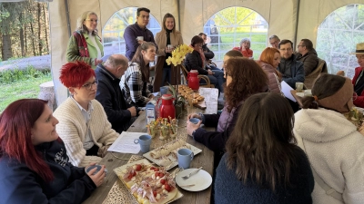 Informationsaustausch mit HeimatEntwicklerin Doris Völkl (links stehend) beim HeimatUnternehmertreffen „Oberpfälzer Wald” bei Alexandra Schneider-Schwinghammer (stehend rechts) in Böhmischbruck. (Bild: Franz Völkl)