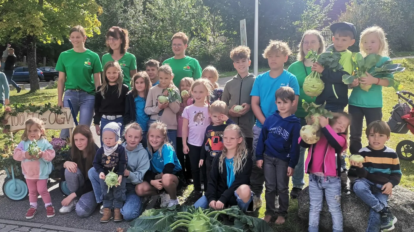 Stolz präsentieren die kleinen Gärtner ihre Prachtexemplare. (Bild: Annemarie Mösbauer)