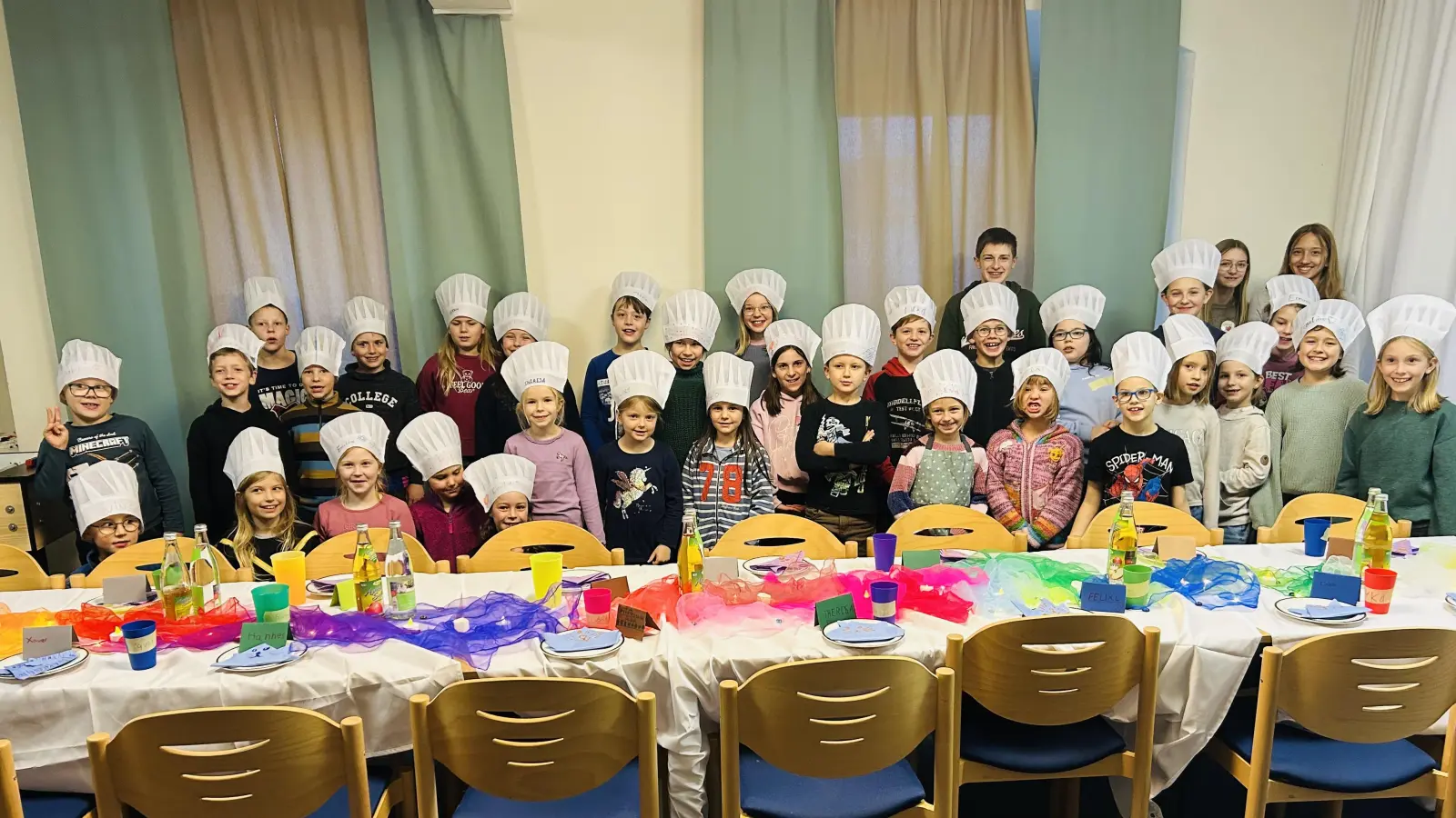 Für das Motto „Chefkoch gesucht” bekamen alle Kinder Kochmützen für das gemeinsame Kochen und Essen.  (Bild: Ann-Kathrin Förderreuther)