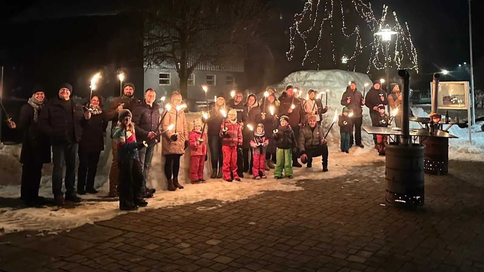 Teilnehmer Fackelwanderung Neuzirkendorf (Bild: Gerhard Schindler)