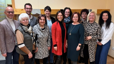 Bild von links nach rechts: Stv. Landrat Dr. Alfred Scheidler, Christa Legat, Sebastian Rosnitschek, Rosa Schmid, Kerstin Voith, Claudia Kost, Tina Zeitler (FU Kreisvorsitzende), Silke Rosner, Monika Wimmer, Ulrike Meier, Sabine Haidl. (Bild: Waldemar Siegert)