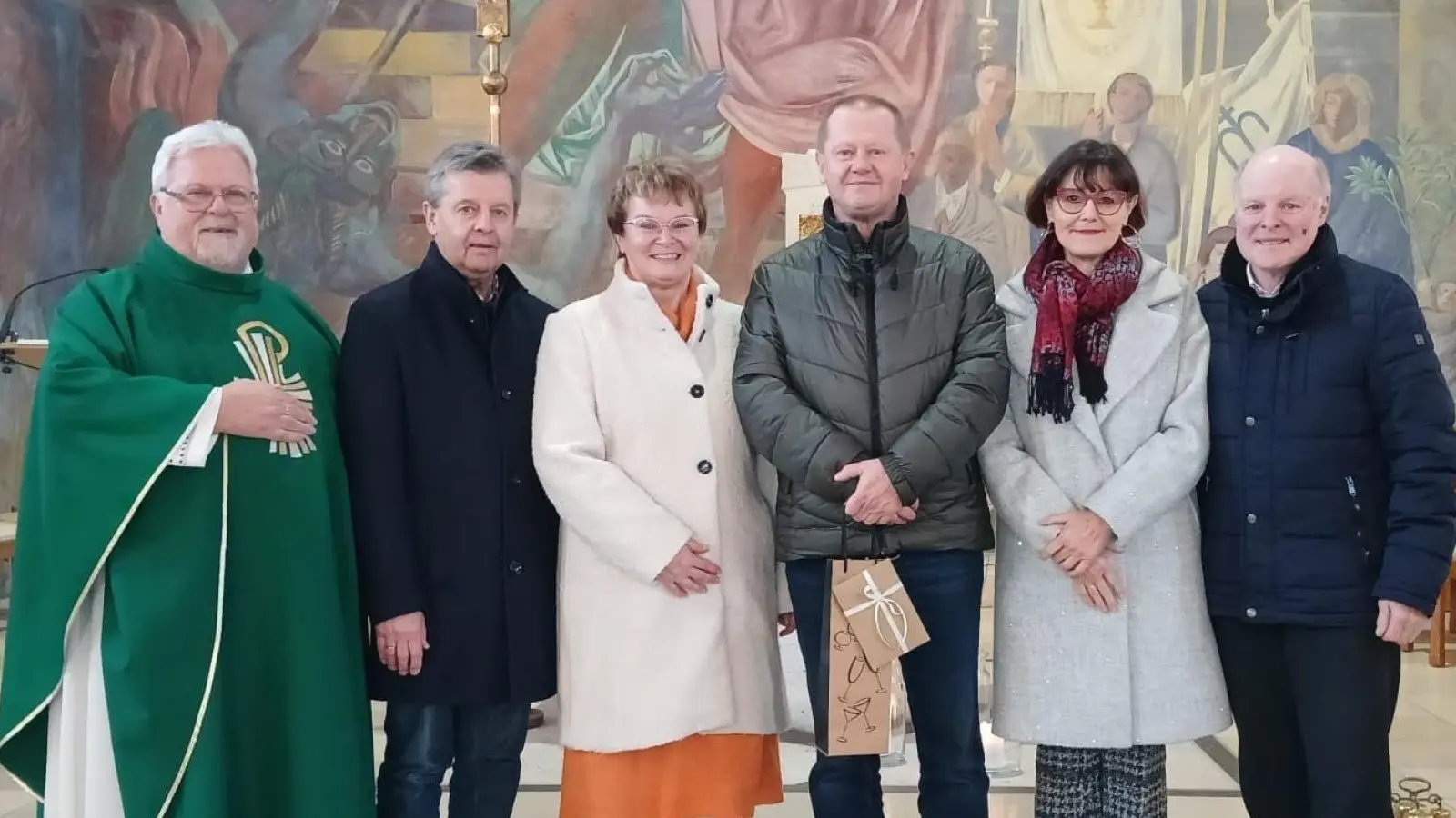 von links nach rechts: Pfarrer Arnold Pirner, Bernhard Meiler, Gabriele Pschierer, Peter Messer, Elke Piro-Biehler und Kirchenpfleger Hans Häusler.  (Bild: Silvia Ippisch)