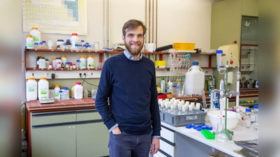 Prof. Dr. Gregor Fuhrmann, Lehrstuhlinhaber für Pharmazeutische Biologie.  (Bild: FAU/Georg Pöhlein)
