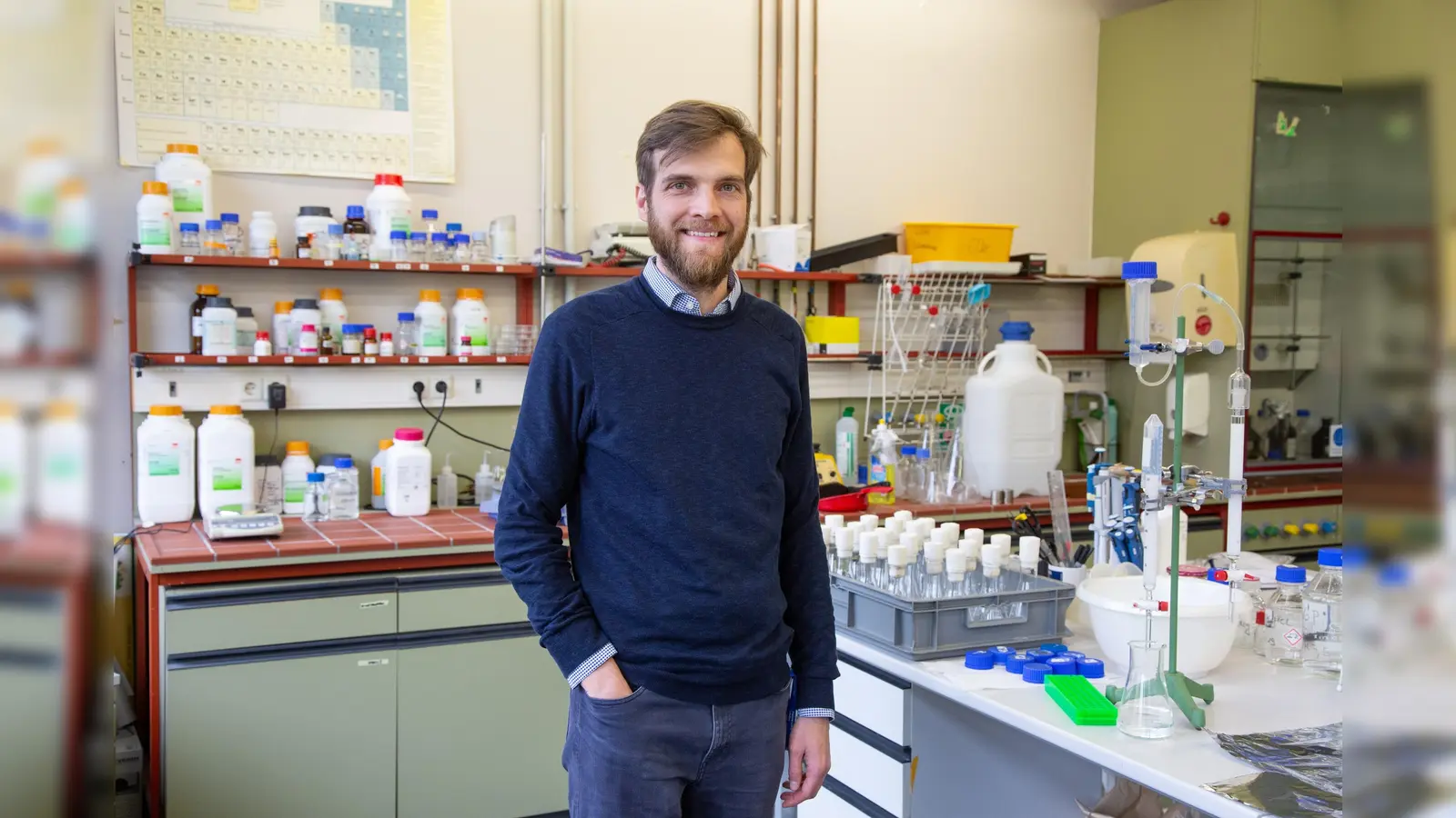 Prof. Dr. Gregor Fuhrmann, Lehrstuhlinhaber für Pharmazeutische Biologie.  (Bild: FAU/Georg Pöhlein)
