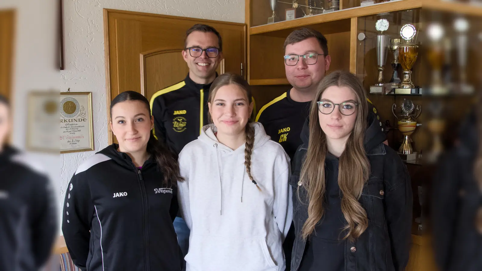 Bei den Neuwahlen wurden Markus Hecht (hinten links) und Christoph Kastner (hinten rechts) in ihren Ämtern bestätigt. Drei Mädchen wurden zu Jugendsprechern gewählt, vorne von links nach rechts: Lea König, Leonie Greger und Lina Wegmann.  (Bild: Benedikt Heinl)