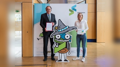 RSD Michael Meier und BerRin Stefanie Müller nahmen die Auszeichnung stellvertretend für alle im Berufswahlprozess engagierten Mitglieder der Schulfamilie entgegen.  (Bild: Stefan Winterstetter)