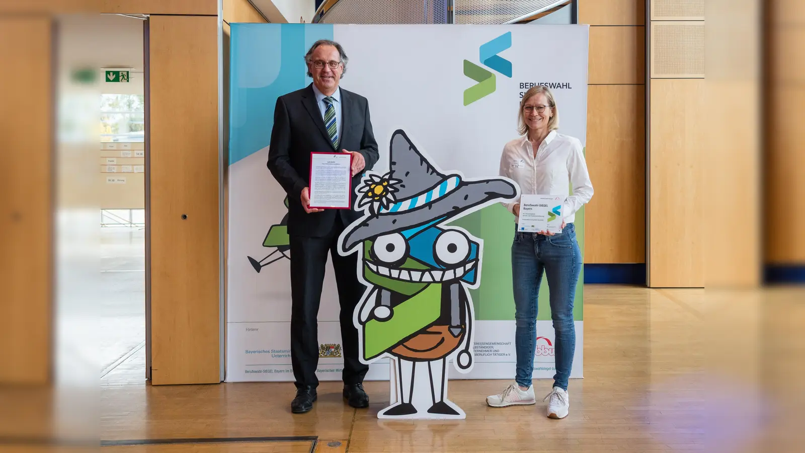 RSD Michael Meier und BerRin Stefanie Müller nahmen die Auszeichnung stellvertretend für alle im Berufswahlprozess engagierten Mitglieder der Schulfamilie entgegen.  (Bild: Stefan Winterstetter)