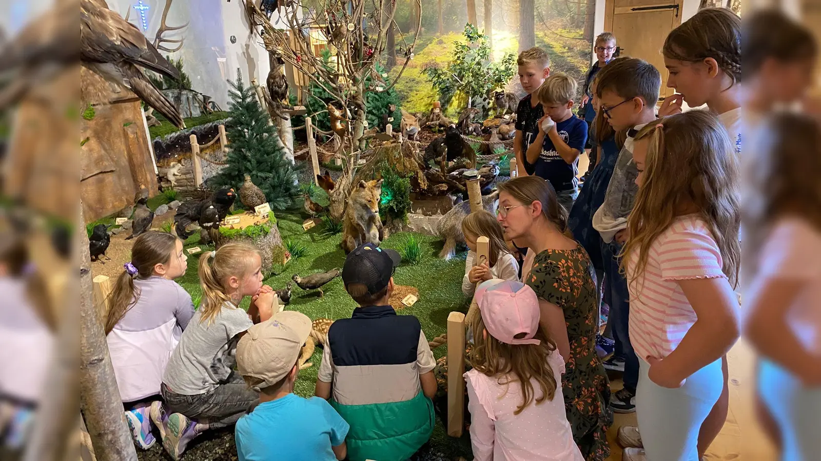 Die Ferienkids erkunden das Jagdmuseum im Schloss Burgtreswitz (Bild: Eva Mitlmeier)