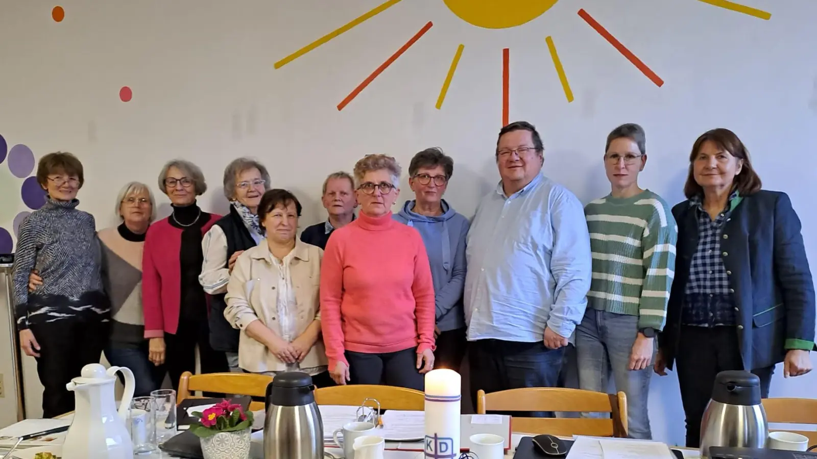 Die amtierende Vorstandschaft mit den neu gewählten Beisitzern, Geistlichen Beirat Stadtpfarrer Hubert Bartel und stellvertretende Bezirksvorsitzende Inge Trottmann. (Bild: Edeltraud Sperber)