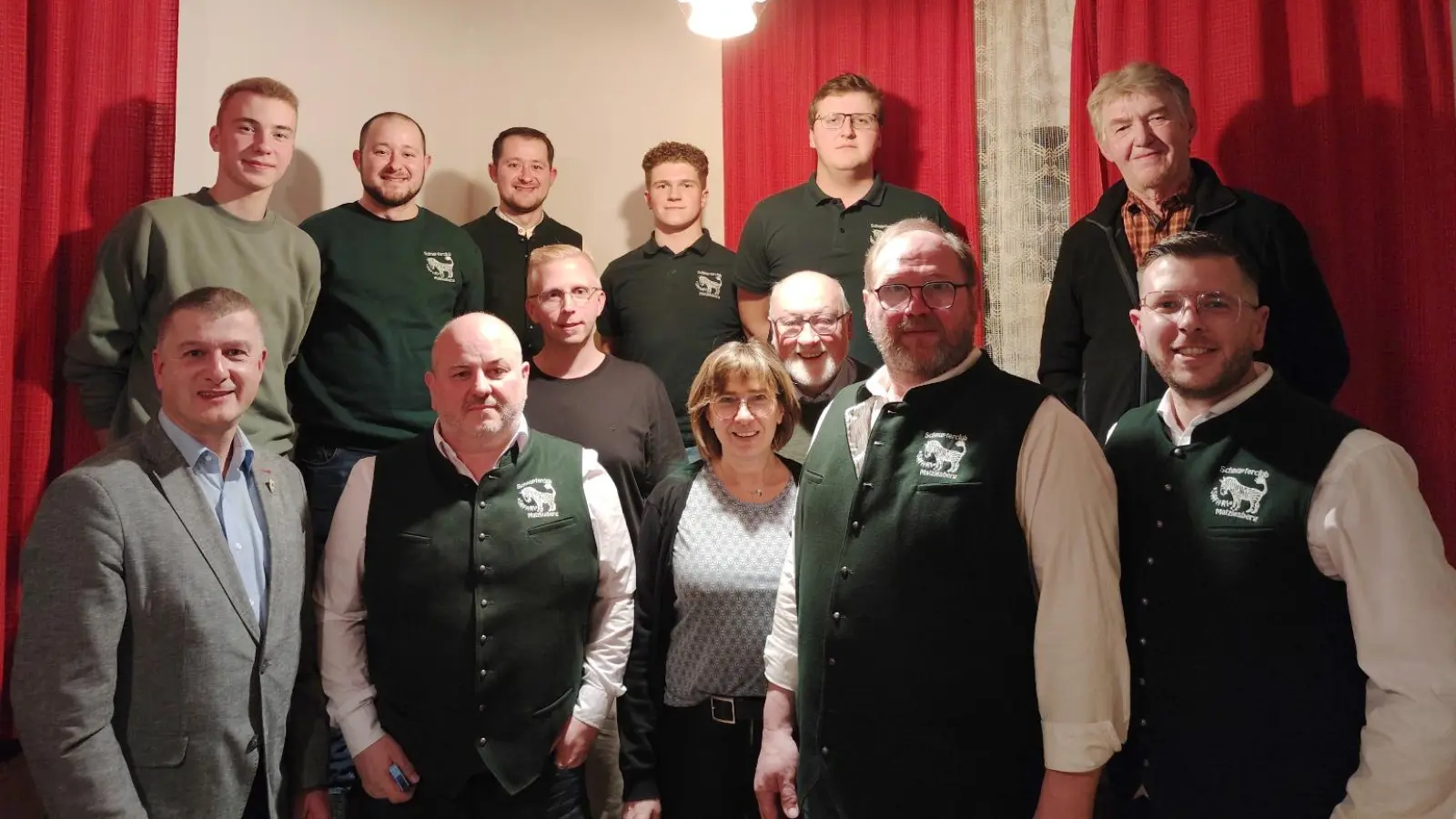 Hinten v.L.n.R. Nicolas Hilburger, Bastian Kaiser, Thomas Kaiser, Felix Mutzbauer, Sebastian Kagerer, Ehrenmitglied Josef Gallersdörfer. Vorne v.L.n.R. Bürgermeister Dietmar Schaller, Bernhard Grießl, Christoph Steinhauser, Christine Würth, Ehrenmitglied Georg Stahl, Michael Kick, Michael Meiler  (Bild: Erwin Hirmer)