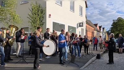 Die Stadtkapelle Neustadt unter der Leitung von Karl Wildenauer begeisterte mit drei Standkonzerten. (Bild: Bernhard Knauer)