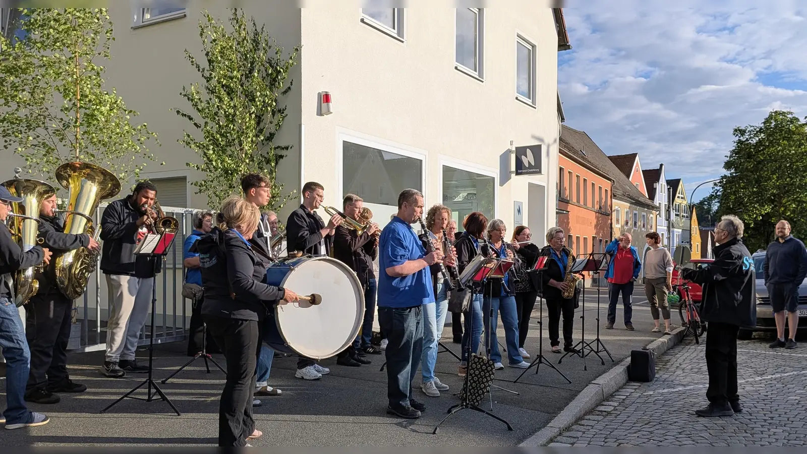 Die Stadtkapelle Neustadt unter der Leitung von Karl Wildenauer begeisterte mit drei Standkonzerten. (Bild: Bernhard Knauer)