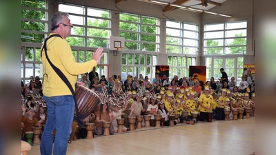 Zusammen mit Vortrommler Arnd machten sich die Schülerinnen und Schüler der Grundschulen Pfreimd und Trausnitz auf die Reise ins Trommelzauberdorf Tamporena. (Bild: Richard Braun )