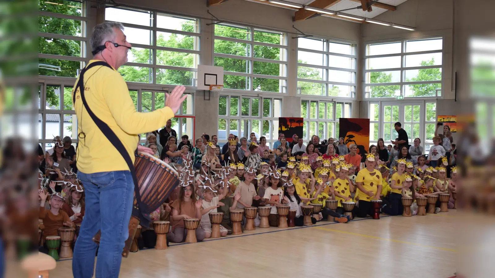 Zusammen mit Vortrommler Arnd machten sich die Schülerinnen und Schüler der Grundschulen Pfreimd und Trausnitz auf die Reise ins Trommelzauberdorf Tamporena. (Bild: Richard Braun )