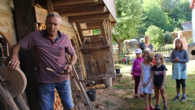 Im Freilandmuseum tauchen Besucher in das bäuerliche Leben vergangener Jahrhunderte ein. Das ist auch für Jüngere spannend und lehrreich – das Bild zeigt eine Kinderführung mit Jakob List während des AOVE-Ferienprogramms. (Bild: ads)