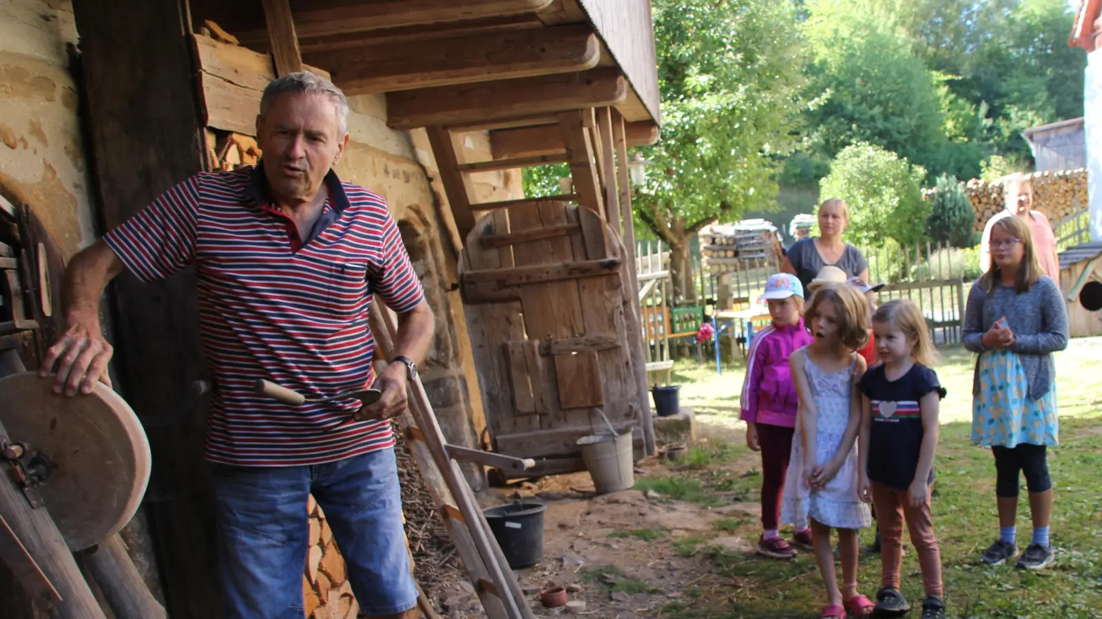 Im Freilandmuseum tauchen Besucher in das bäuerliche Leben vergangener Jahrhunderte ein. Das ist auch für Jüngere spannend und lehrreich – das Bild zeigt eine Kinderführung mit Jakob List während des AOVE-Ferienprogramms. (Bild: ads)