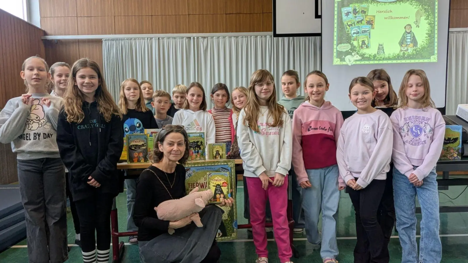 Die Klasse von Frau Wildenauer, die die Lesung organisiert hat, bedankte sich bei Frau Baumbach für die tolle Stunde. (Bild: Sabine Wildenauer)