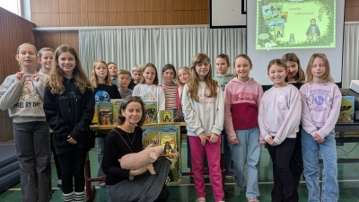 Die Klasse von Frau Wildenauer, die die Lesung organisiert hat, bedankte sich bei Frau Baumbach für die tolle Stunde. (Bild: Sabine Wildenauer)