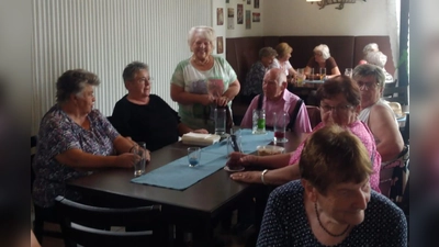 Sehr beliebt sind die Seniorentreffen in der Waldbadgaststätte, welche Helga Adlhoch (stehend) regelmäßig organisiert.  (Bild: Nikolaus Scherr)