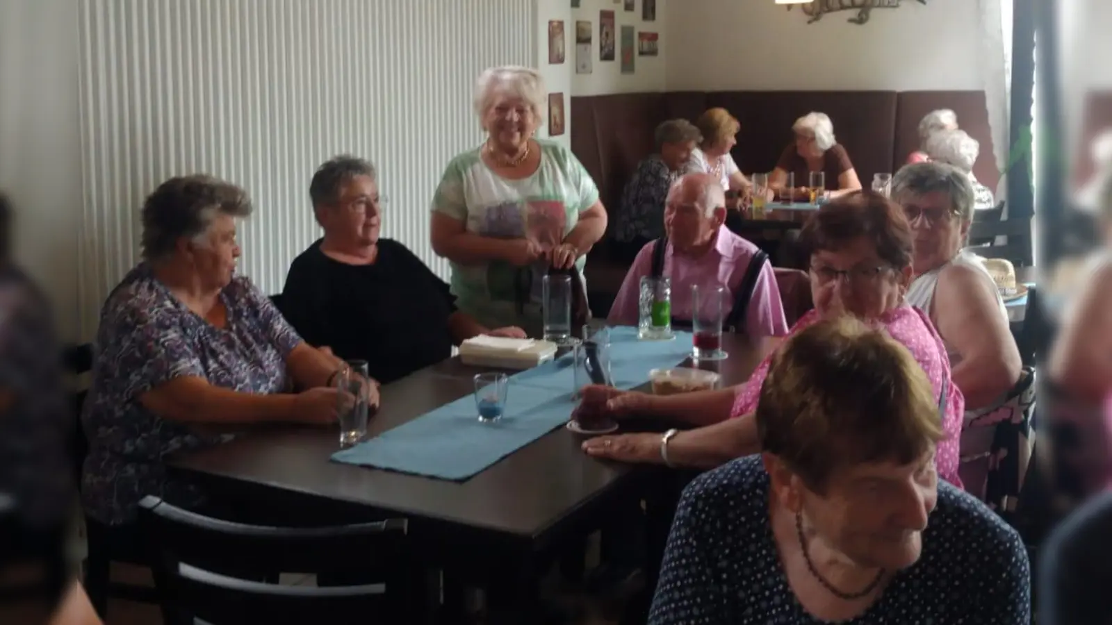 Sehr beliebt sind die Seniorentreffen in der Waldbadgaststätte, welche Helga Adlhoch (stehend) regelmäßig organisiert.  (Bild: Nikolaus Scherr)