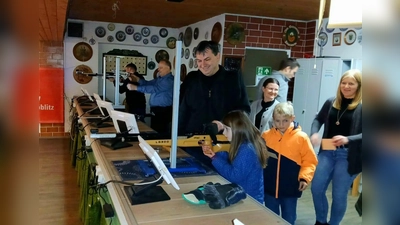 Die Musikanten beim Schießen unter Anleitung von Michael Biller. (Bild: Johannes Braun)