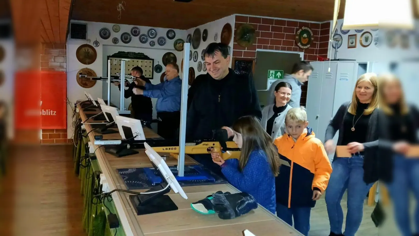 Die Musikanten beim Schießen unter Anleitung von Michael Biller. (Bild: Johannes Braun)