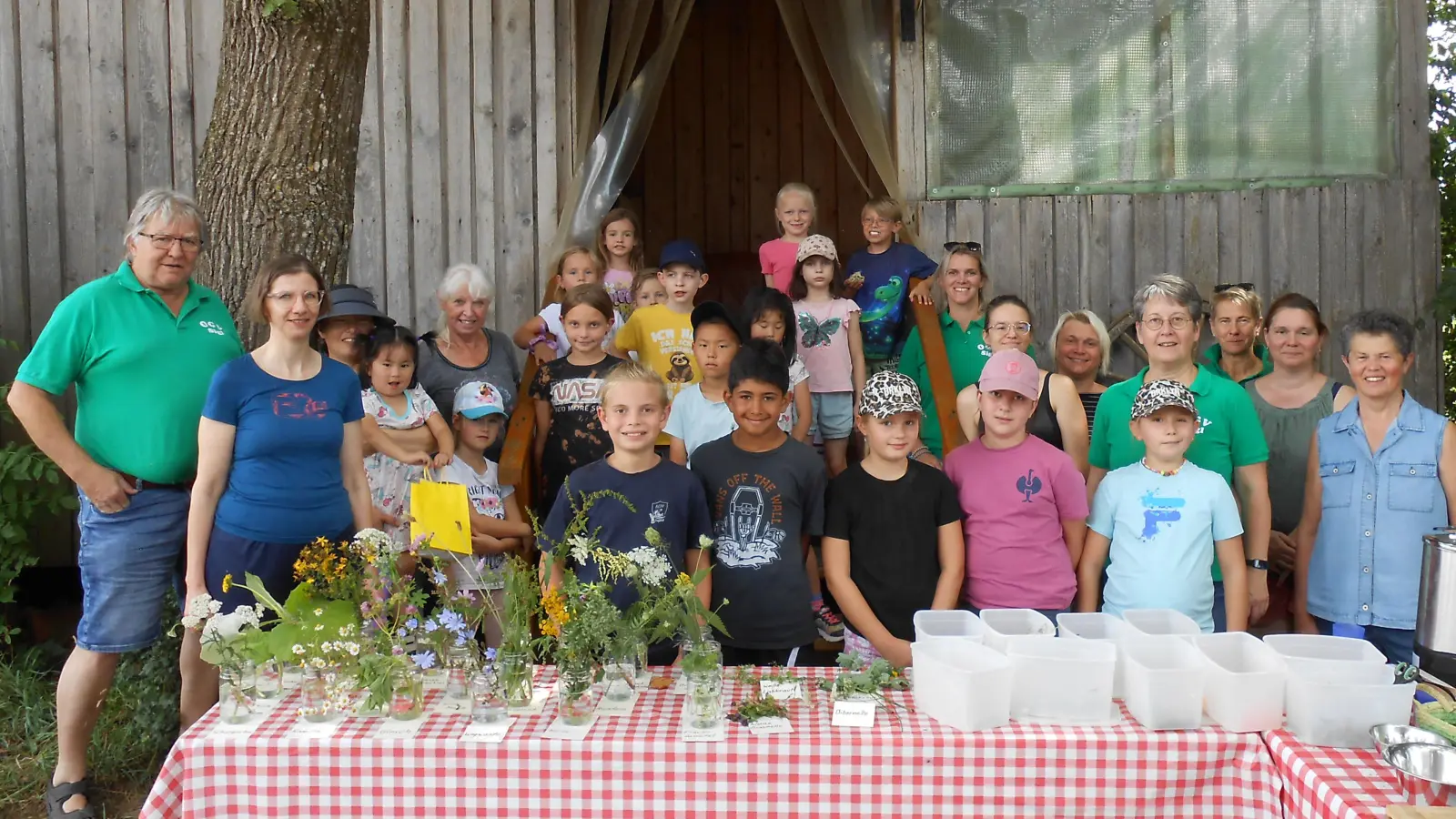 Ferienprogramm des OGV endet in Oberweißenbach bei Familie Trummer (Bild: Monika Krieger)