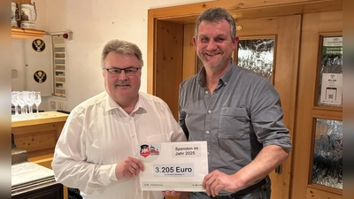 Im Jahr 2025 konnte sich der Förderkreis der DJK Falkenberg über 3.205,00 Euro an Spendengeldern freuen. Bei der Mitgliederversammlung überreichte Förderkreissprecher Wolfgang Meister (links) den Betrag symbolisch an den stellvertretenden DJK-Vorsitzenden Thomas Träger. (Bild: Wolfgang Meister)