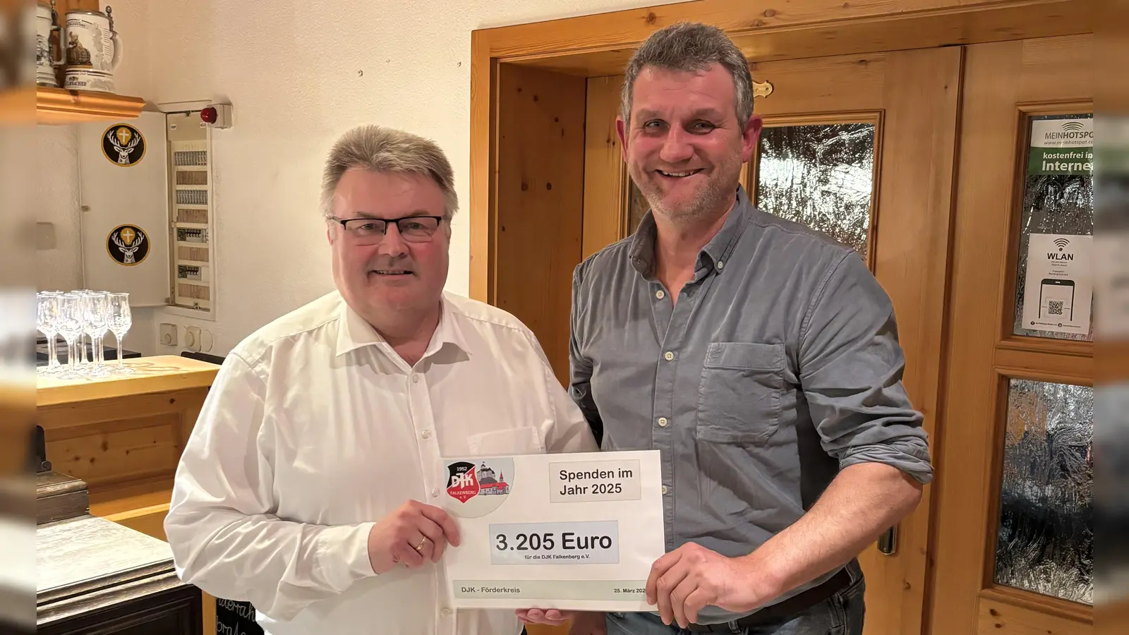 Im Jahr 2025 konnte sich der Förderkreis der DJK Falkenberg über 3.205,00 Euro an Spendengeldern freuen. Bei der Mitgliederversammlung überreichte Förderkreissprecher Wolfgang Meister (links) den Betrag symbolisch an den stellvertretenden DJK-Vorsitzenden Thomas Träger. (Bild: Wolfgang Meister)