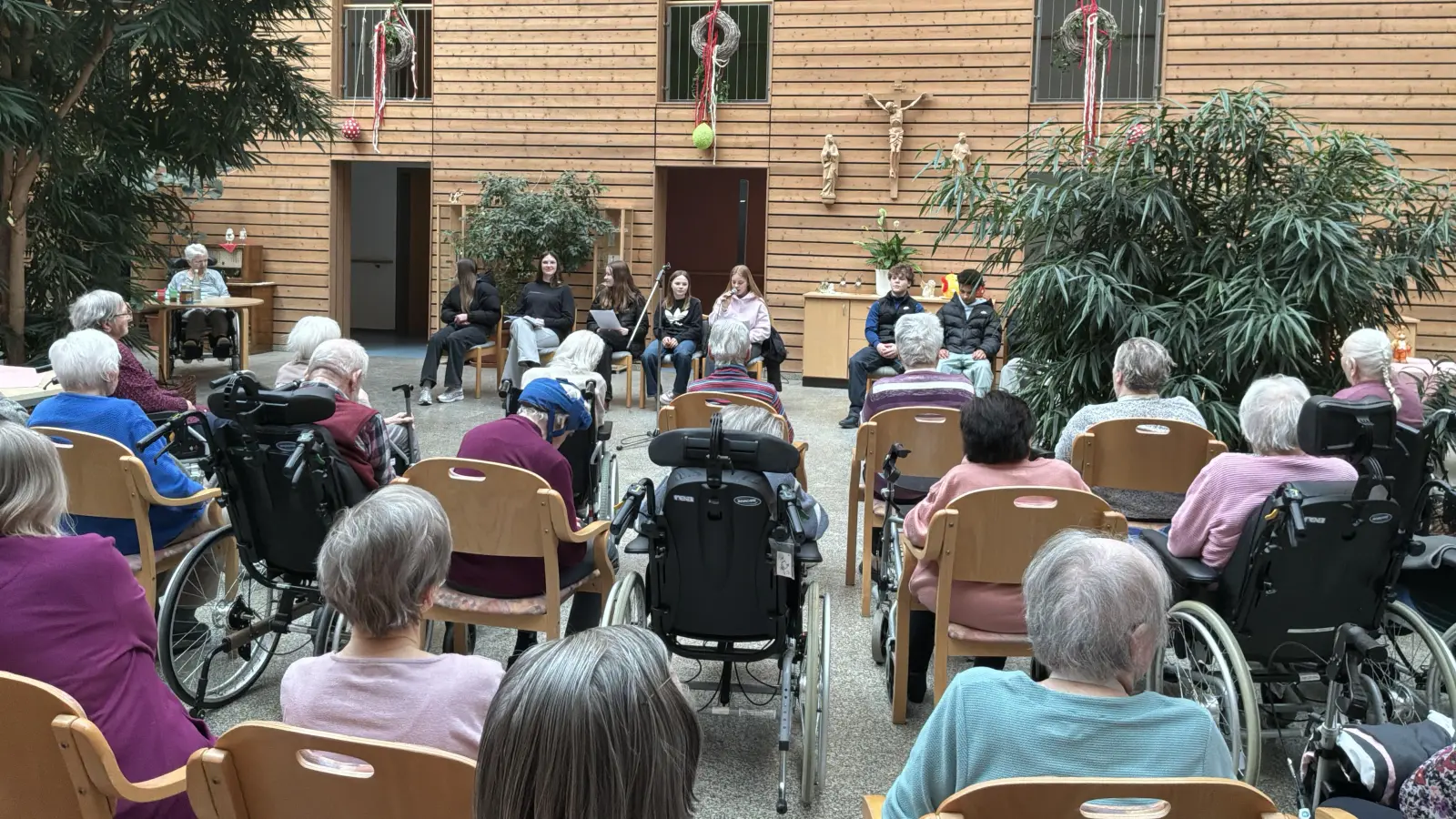 Die evangelischen Schülerinnen und Schüler der 8. Jahrgangsstufe lasen den Bewohnern des Seniorenheims Haus Falkenstein kurze Ostergeschichten vor und kamen anschließend über Osterbräuche von früher ins Gespräch. (Bild: Maria Busch)