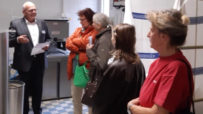 Sibyllenbad-Leiter Klaus Meyer erklärt die Wirkung und Anwendung des Sibyllenbader Naturfangos in der Fangoküche des Sibyllenbades. (Bild: Barbara Bannert)