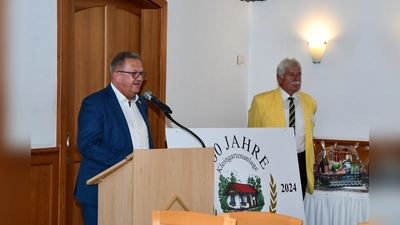 Links Bürgermeister Preus bei der Begrüßung und Festrede und rechts 1. Vorsitzender Jürgen Bisani. (Bild: Christian Kreller)