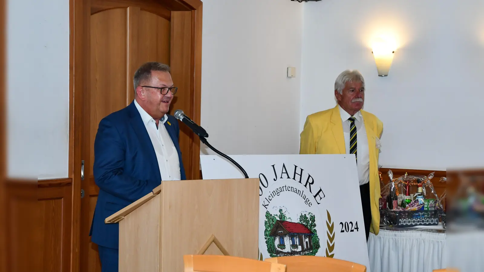 Links Bürgermeister Preus bei der Begrüßung und Festrede und rechts 1. Vorsitzender Jürgen Bisani. (Bild: Christian Kreller)