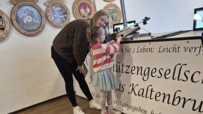 Zweite Schützenmeisterin Laureen Bauer weist die sechsjährige Magdalena Crämer am Schießstand ein. (Bild: Siegfried Bock)