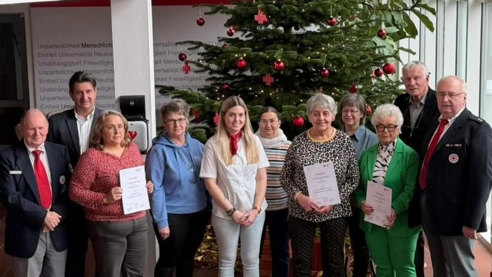 Die Kreis-Beauftragten Franz Rath (links) und Herbert Putzer (rechts) dankten den Gruppenleiterinnen und Gruppenleitern für ihr großartiges Engagement. (Bild: Markus Zimmermann)