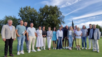 Das 1. Brutto der Herren ging mit 37 Punkten an Paul Cormann und das 1. Brutto der Damen mit 26 Punkten an Laura Renner.<br>Der 1. Platz in der Nettoklasse A ging mit 44 Punkten an Hubert Leikam, der 2. Platz mit 40 Punkten an Ulrike Leikam und der 3. Platz an Harald Pirzer mit 38 Punkten. In der Nettoklasse B siegte mit 39 Punkten Anja Hemzal vor Andrea Krell und Markus Thies mit jeweils 38 Punkten. Die Nettoklasse C gewann mit 41 Punkten Christine Thies vor Stefan Novikow mit 39 Punkten und Stefan Renner mit 38 Punkten. Die Sonderwertung Nearest to the Pin ging bei den Damen an Maria Krell mit 2,18 m und bei den Herren an Jonas Dorfner mit 1,64 m. Den Longest Drive bei den Damen erreichte Sonja Koller und bei den Herren Ngoni Ditima.<br> (Bild: Andrea Graf)