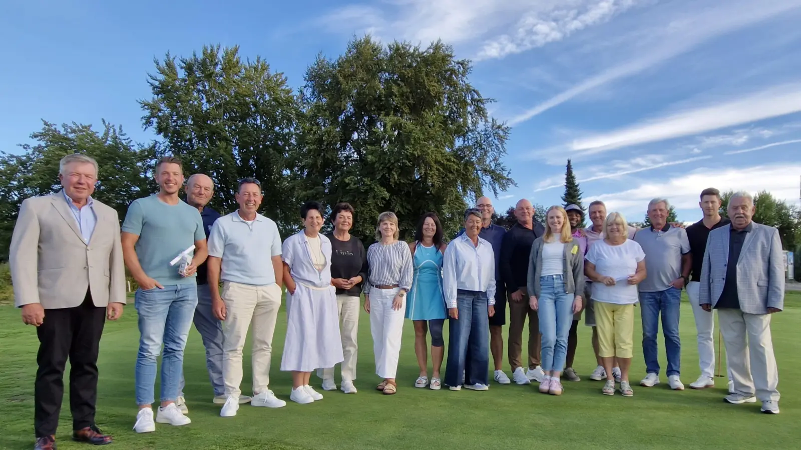 Das 1. Brutto der Herren ging mit 37 Punkten an Paul Cormann und das 1. Brutto der Damen mit 26 Punkten an Laura Renner.<br>Der 1. Platz in der Nettoklasse A ging mit 44 Punkten an Hubert Leikam, der 2. Platz mit 40 Punkten an Ulrike Leikam und der 3. Platz an Harald Pirzer mit 38 Punkten. In der Nettoklasse B siegte mit 39 Punkten Anja Hemzal vor Andrea Krell und Markus Thies mit jeweils 38 Punkten. Die Nettoklasse C gewann mit 41 Punkten Christine Thies vor Stefan Novikow mit 39 Punkten und Stefan Renner mit 38 Punkten. Die Sonderwertung Nearest to the Pin ging bei den Damen an Maria Krell mit 2,18 m und bei den Herren an Jonas Dorfner mit 1,64 m. Den Longest Drive bei den Damen erreichte Sonja Koller und bei den Herren Ngoni Ditima.<br> (Bild: Andrea Graf)