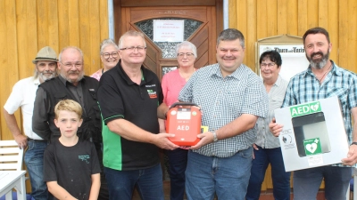 Bild zeigt die Übergabe des „Defi“ durch Hermann Krisch von der Firma MediTec Marktredwitz an den zweiten Bürgermeister Michael Sticht sowie an Michael Philipp von der Dorfgemeinschaft Hermannsreuth (v.li) (Bild: Josef Söllner)