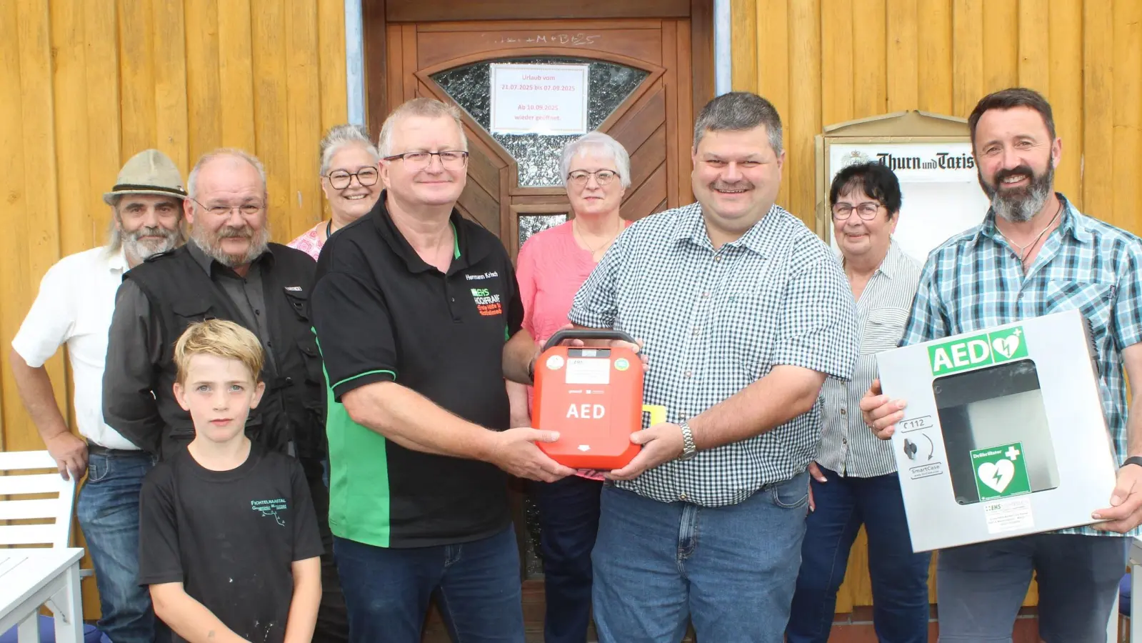 Bild zeigt die Übergabe des „Defi“ durch Hermann Krisch von der Firma MediTec Marktredwitz an den zweiten Bürgermeister Michael Sticht sowie an Michael Philipp von der Dorfgemeinschaft Hermannsreuth (v.li) (Bild: Josef Söllner)