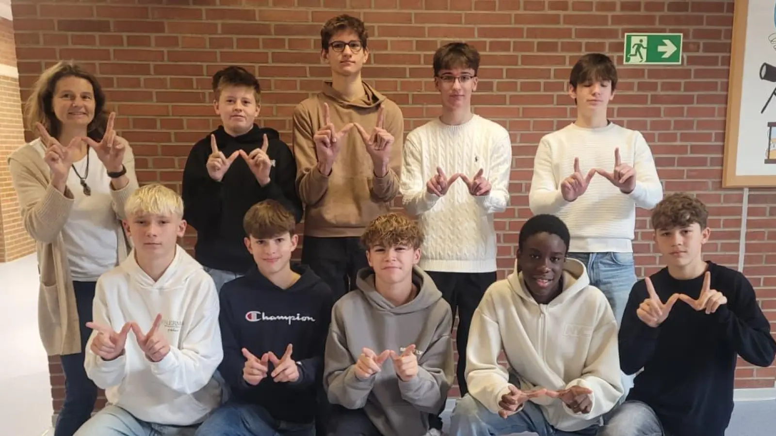 Siegerteam: h. v. l.: Coach Barbara Meier, Johannes Ott, Jonathan Bock, Fabian Zeitler, Magnus Liebl. V. v. l.: Max Schlagenhaufer, Fabian Ehlerding, Simon Pröls, Noel Ikedo und Julius Brunner. (Bild: Wolfgang Schrüfer)