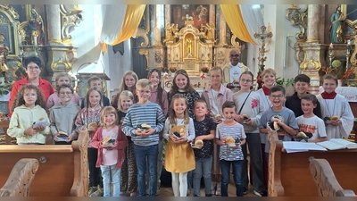 Kinder nach der Erntedankandacht mit Pfr. Placide und Manuela Weikmann  (Bild: Irmgard Eckl)
