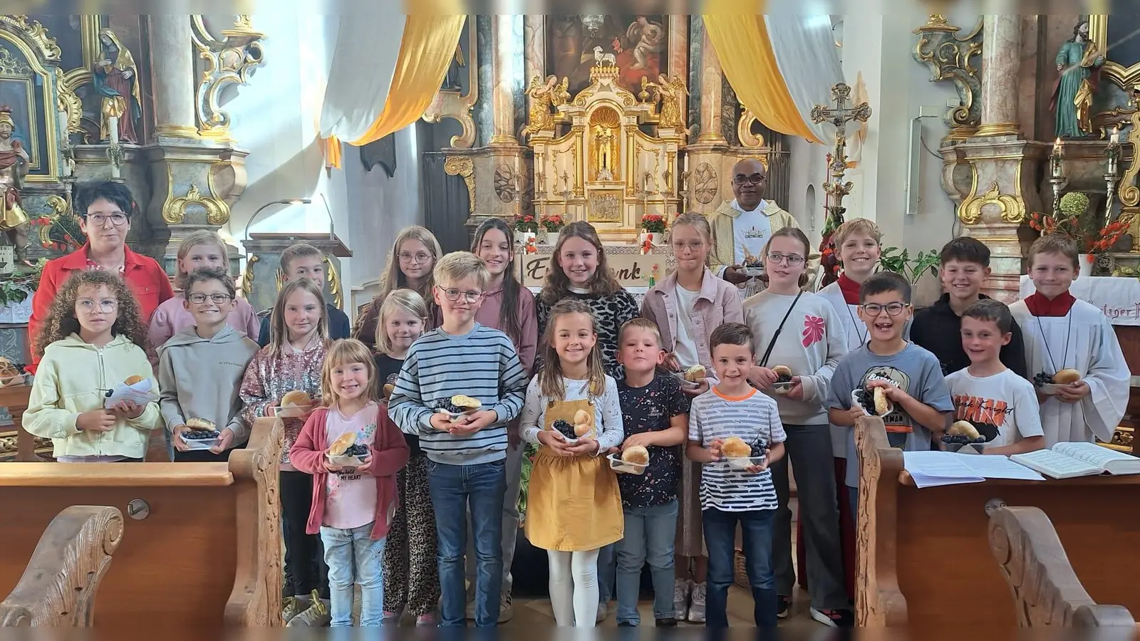 Kinder nach der Erntedankandacht mit Pfr. Placide und Manuela Weikmann  (Bild: Irmgard Eckl)