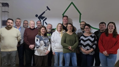 Die neue Vorstandschaft des SSV Wernberg-Köblitz (von links nach rechts: Johannes Ponnath, Franz Krös, Thomas Stengl, Josef Thamer, Ingo Hannes, Maria Schlögl, Georg Rebl, Belinda Fiedler, Florian Prem, Alexandra Prem, Fabian Kosub, Steffi Stengl, Stefan Hagn und Pia Schweiger; nicht im Bild: Manuela Unger). (Bild: Pia Schweiger)