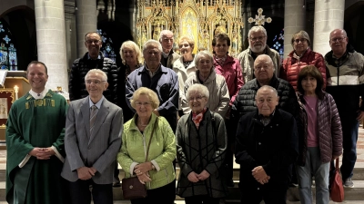 In der Basilika St. Martin feierten acht Jubelpaare mit Dekan Thomas Helm einen Dankgottesdienst zu ihrem Ehejubiläum. (Bild: Anna Schmidtgall)