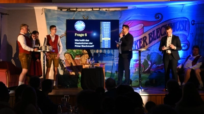 Ein nur „ja” zur Patenschaft sagte die Pirker Blechmusi nicht, die Roggensteiner mussten sich diese erst bei „Wer wird Patenverein?” erspielen. (Bild: Kerstin Kiener)